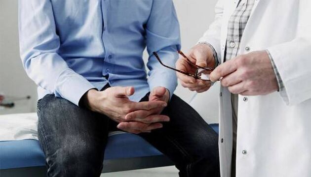 de arts geeft aanbevelingen aan de patiënt met prostatitis