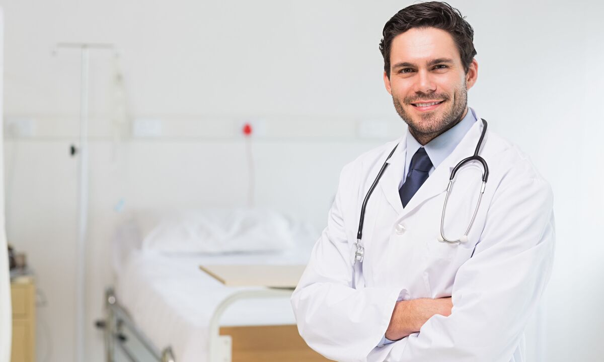De arts schrijft medicijnen voor voor de behandeling van prostatitis op basis van het resultaat van analyses